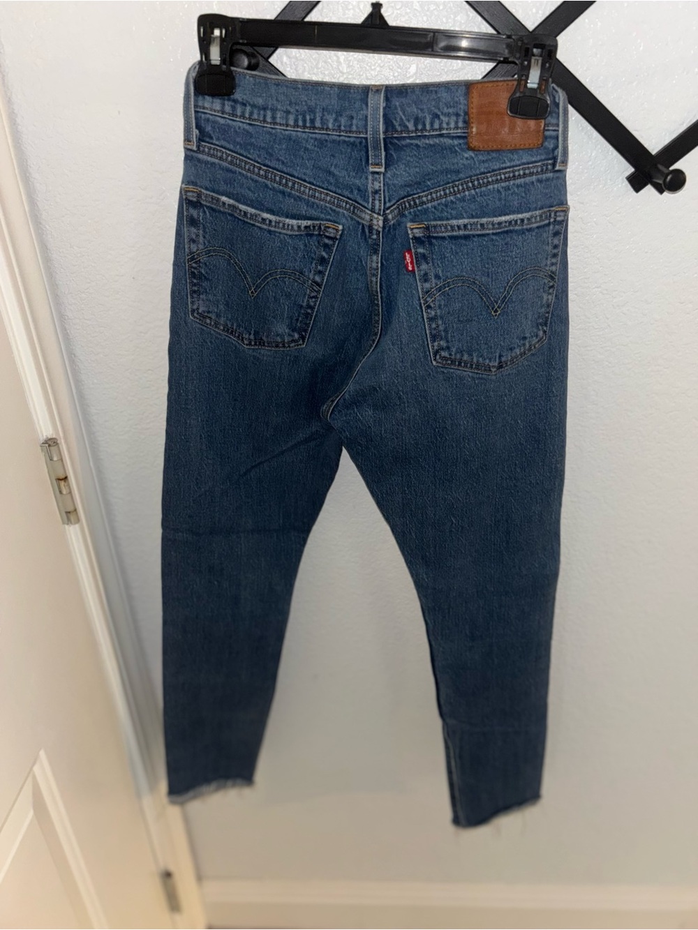 Levi’s Wedgie Skinny Jeans Women’s 26x30 Medium Wash Raw Hem Denim Blue - Picture 4 of 4